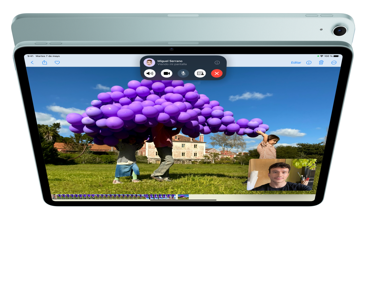 Animación de la vista frontal de un iPad Air que muestra cómo alguien hace una llamada FaceTime mientras explora fotos. Detrás se muestra la vista trasera de otro iPad Air.