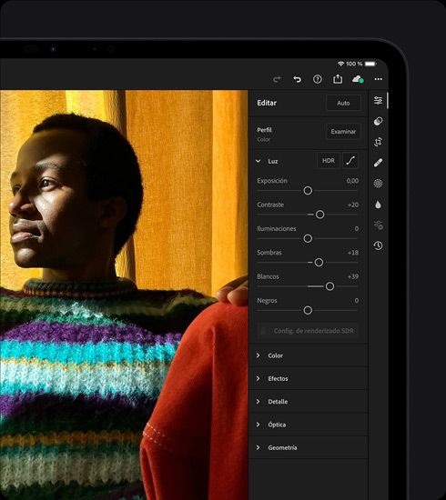 iPad Pro que muestra la edición de una foto donde aparece una persona con un jersey colorido