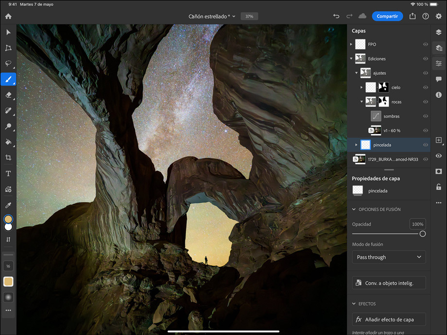 Vista horizontal del iPad Pro que muestra la edición de una foto donde aparece un cañón y el cielo estrellado