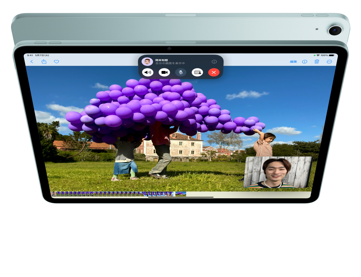 iPad Airの前面の外観のアニメーション。ユーザーはFaceTime通話をしながら写真を見ている。奥にもう1台のiPad Airがあり、背面の外観が見える