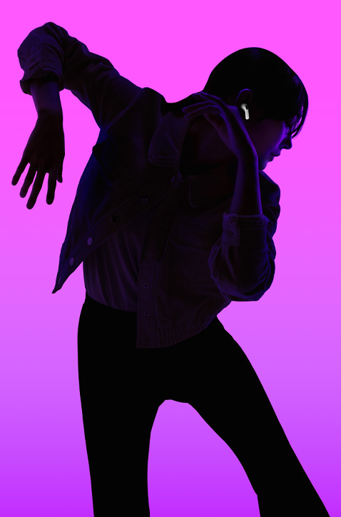 左腕を下に、右腕を上に曲げて踊る人物のシルエット。顔は紫色の逆光で照らされ、AirPodsが右耳にしっかりとフィットしている様子が強調されている。
