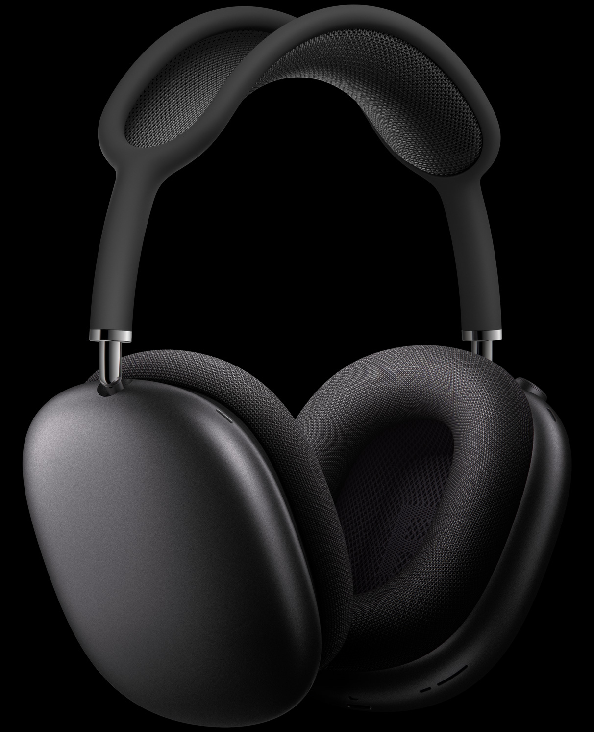 Vista de medio perfil de unos AirPods Max en gris espacial que muestra los micrófonos externos en la superficie de los auriculares.