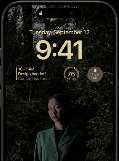 Ecranul mereu activ al unui iPhone 15 Pro prezentând un ecran de blocare cu un widget de calendar, un widget de vreme și un widget de alarmă