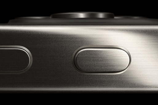 Close da lateral do iPhone 15 Pro que mostra as molduras de titânio, o botão de Ação e o botão de aumentar volume.