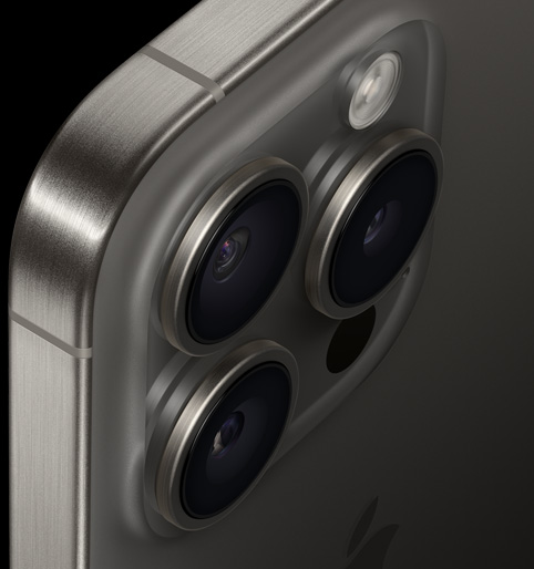 Vista trasera superior del contorno de titanio del iPhone 15 Pro