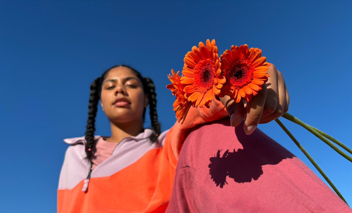 Moters, laikančios gėles, portretinė nuotrauka