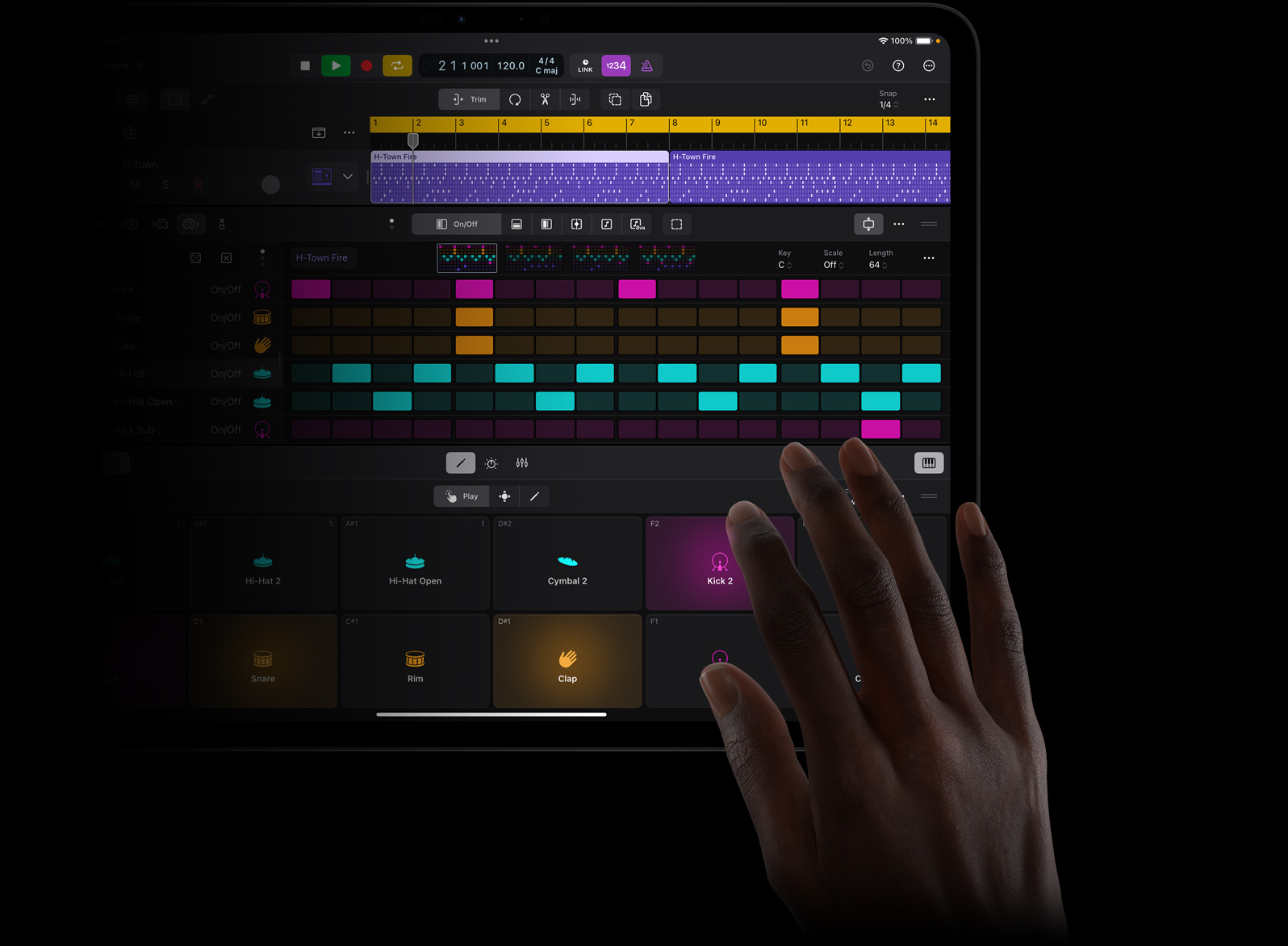 iPad Proのスクリーンを指でタッチして、iPad Pro上のLogic Proでサウンドビートを作成している。