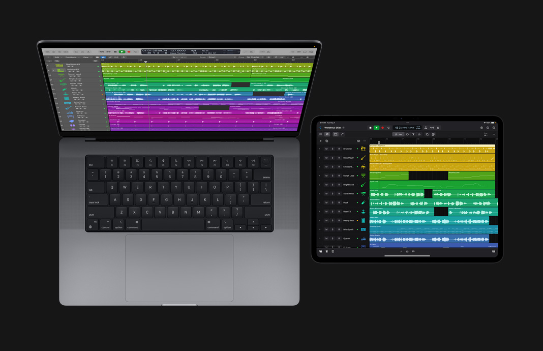 並んで置かれたiPad ProとMacBook ProのそれぞれのスクリーンにLogic Proが表示されている。
