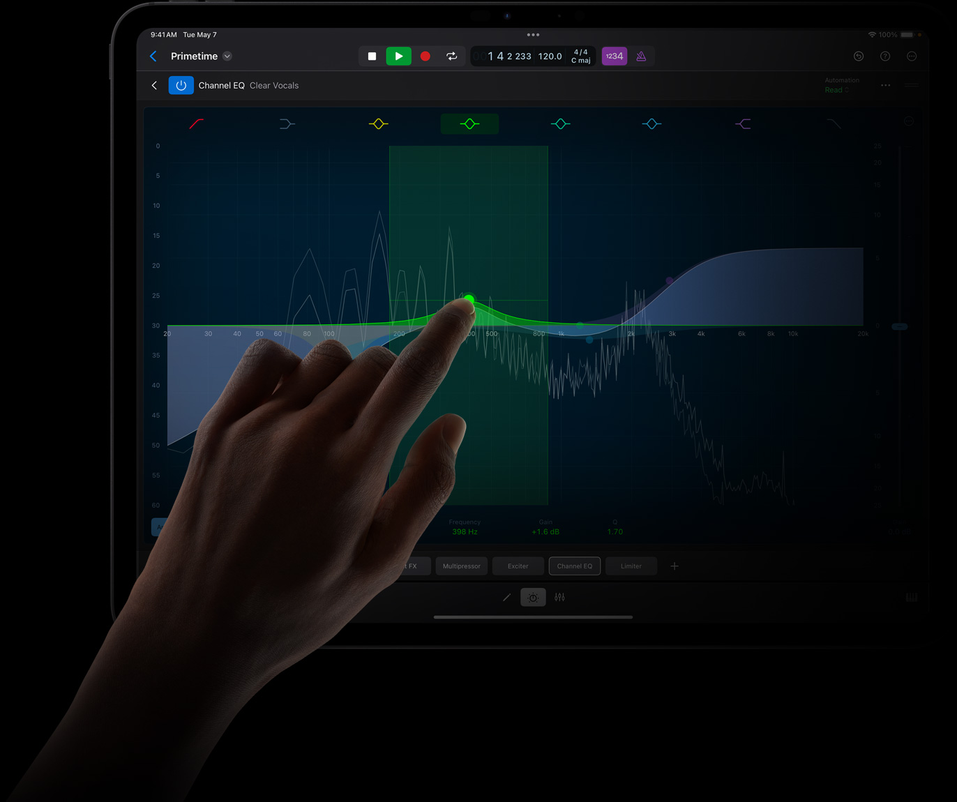 Una mano toca la pantalla de un iPad Pro para editar una onda de sonido en Logic Pro para el iPad.