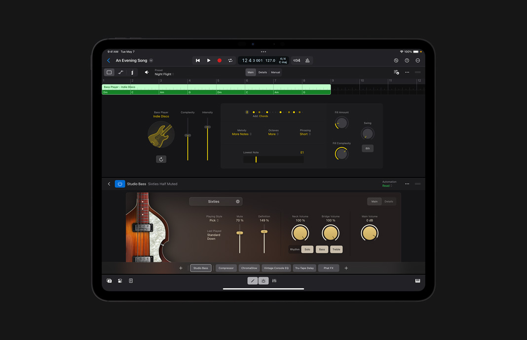 iPad Pro上でiPadのためのLogic Proを使って、ベースラインを作成、演奏している。