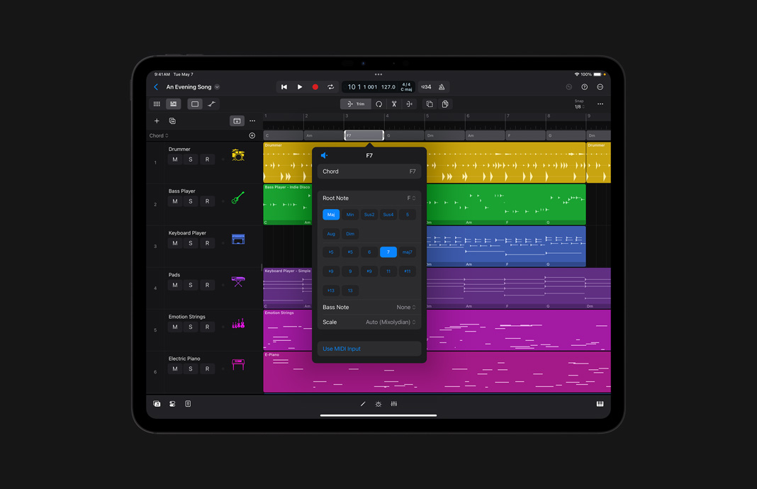 Imagen que muestra cómo se editan progresiones de acordes en Pista de Acordes en un iPad Pro con Logic Pro para el iPad. 
