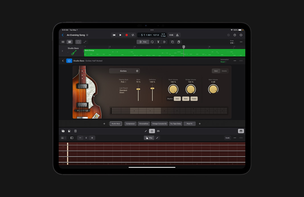iPad Pro上でiPadのためのLogic Proを使って、Studio Bassでカスタマイズしている。