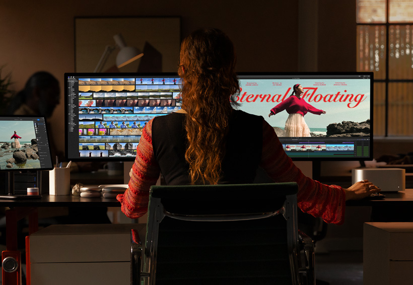 Una persona realiza tareas de edición de vídeo con un Mac Studio y un Studio Display