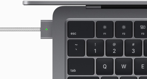 MacBook Air i stellargrå med en MagSafe-kabel tilkoblet vist ovenfra
