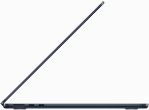 MacBook Air i midnatt vist fra siden